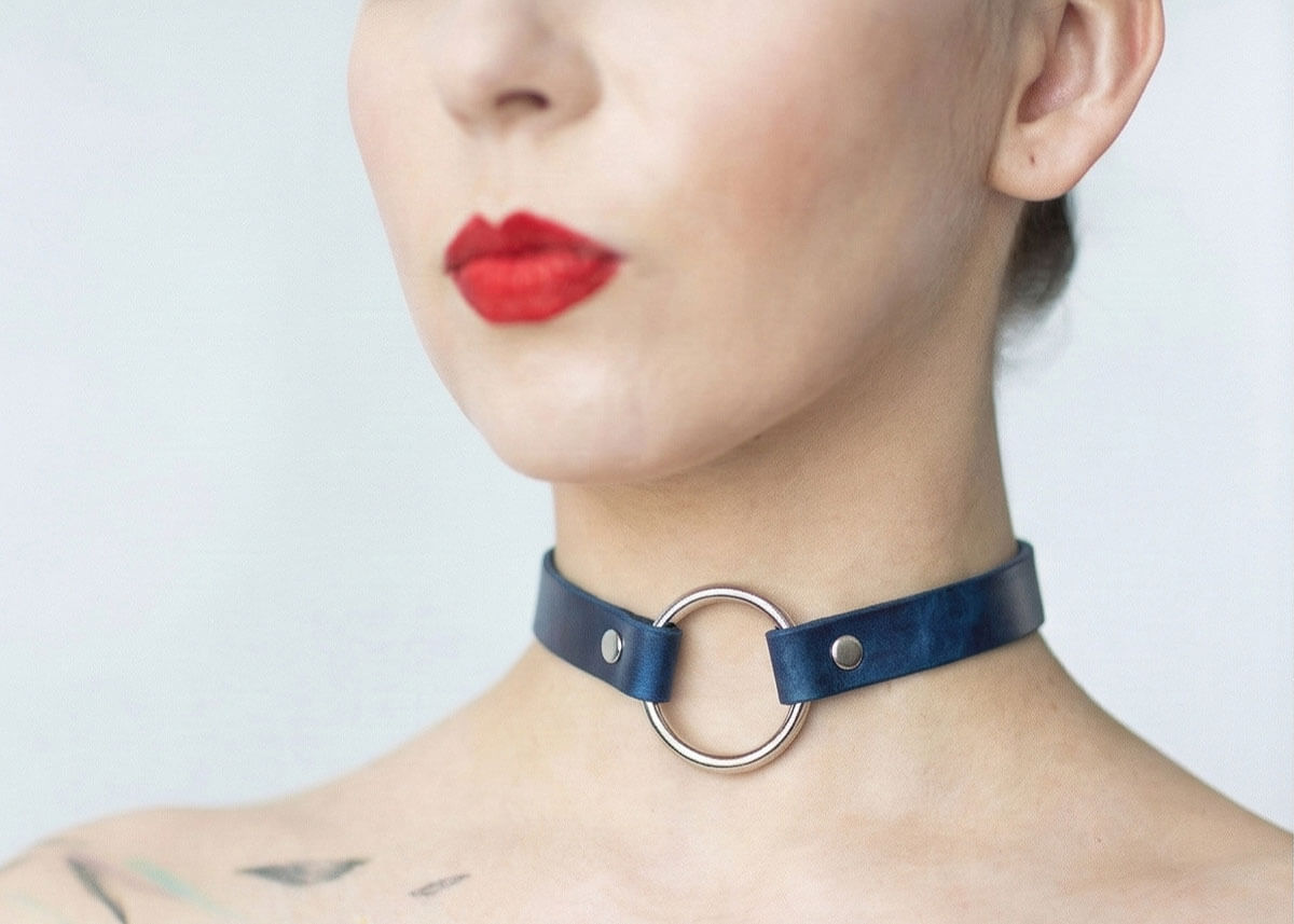 Kožený choker C001 v tmavomodrej farbe so strieborným krúžkom je ukážkou sebavedomia a sofistikovanosti v nenápadnom doplnku. Za každých okolností buďte vy paňou situácie.