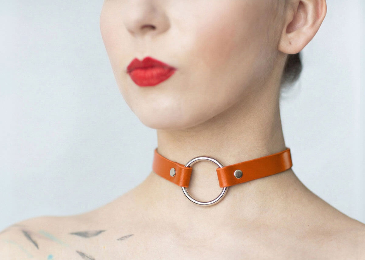 Kožený Choker C001 v oranžovej farbe so strieborným krúžkom rozžiari a upúta výrazným odtieňom. Svieži podtón, s nádychom exotického dobrodružstva.