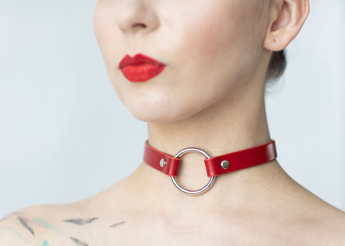 Kožený Choker C001 v červenej farbe so strieborným krúžkom rozdúcháva vášeň a postrkuje k odvážnym rozhodnutiam. Nechajte sa strhnúť odtieňom, ktorý nepozná zábrany.