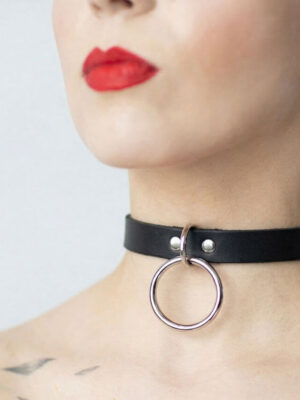 Kožený Choker C002 v čiernej farbe s visiacim strieborným krúžkom predstavuje čistú klasiku s dôrazom na eleganciu a štýl. Minimalistický dizajn nechá priestor na fantáziu a skryté myšlienky.