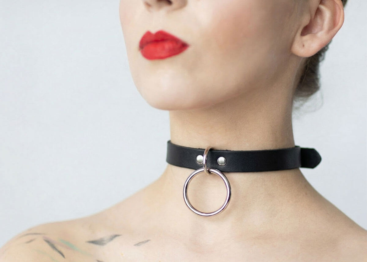 Kožený Choker C002 v čiernej farbe s visiacim strieborným krúžkom predstavuje čistú klasiku s dôrazom na eleganciu a štýl. Minimalistický dizajn nechá priestor na fantáziu a skryté myšlienky.