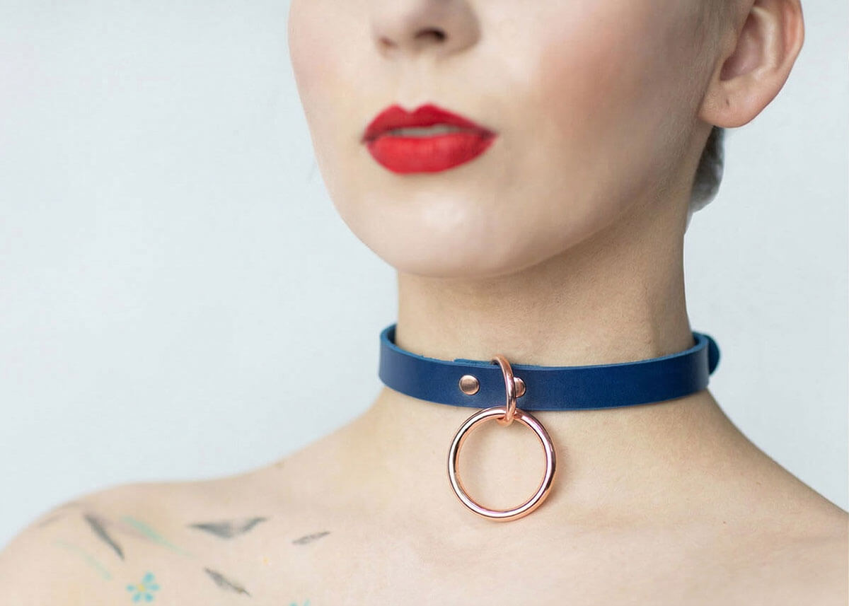 Kožený Choker C002 v tmavomodrej farbe s visiacim strieborným krúžkom pôsobí elegantne, no vyžaruje tichú autoritu. Sofistikovaný doplnok pre momenty, keď chceš mať veci pod kontrolou.