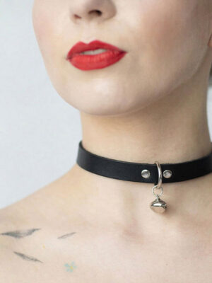 Kožený Choker C003 v čiernej farbe s rolničkou je minimalistický, no neprehliadnuteľný. Elegantný doplnok si pýta pozornosť každým zazvonením.