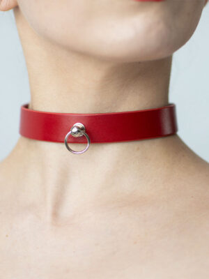 Kožený Choker C004 v červenej farbe s unikátnym krúžkom na stopke vyžaruje vášeň a sebavedomie v každom pohybe. Výrazný prvok pre momenty, keď chceš byť stredobodom pozornosti.