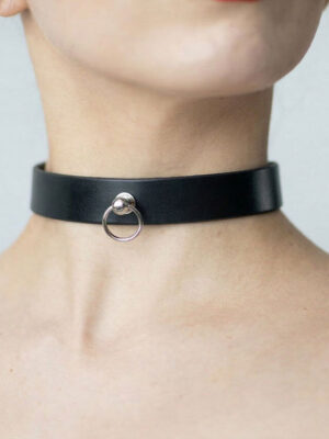 Kožený Choker C004 v čiernej farbe s unikátnym krúžkom na stopke predstavuje minimalizmus s dôrazom na dominanciu detailu. Nadčasový doplnok, ktorý nepotrebuje vysvetlenie.