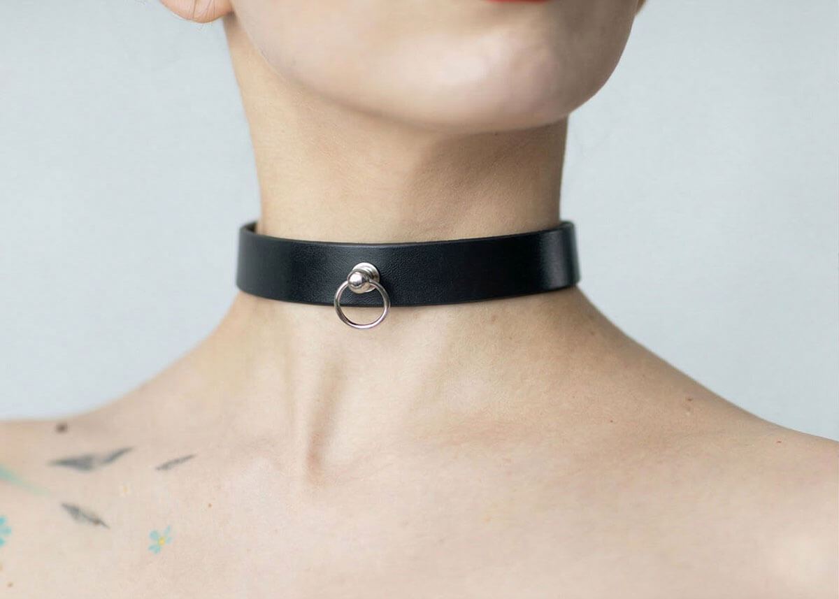 Kožený Choker C004 v čiernej farbe s unikátnym krúžkom na stopke predstavuje minimalizmus s dôrazom na dominanciu detailu. Nadčasový doplnok, ktorý nepotrebuje vysvetlenie.
