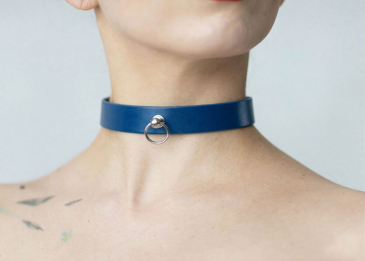 Kožený Choker C004 v tmavomodrej farbe s unikátnym krúžkom na stopke pôsobí elegantne, s mierou tajomna v každom detaile.
