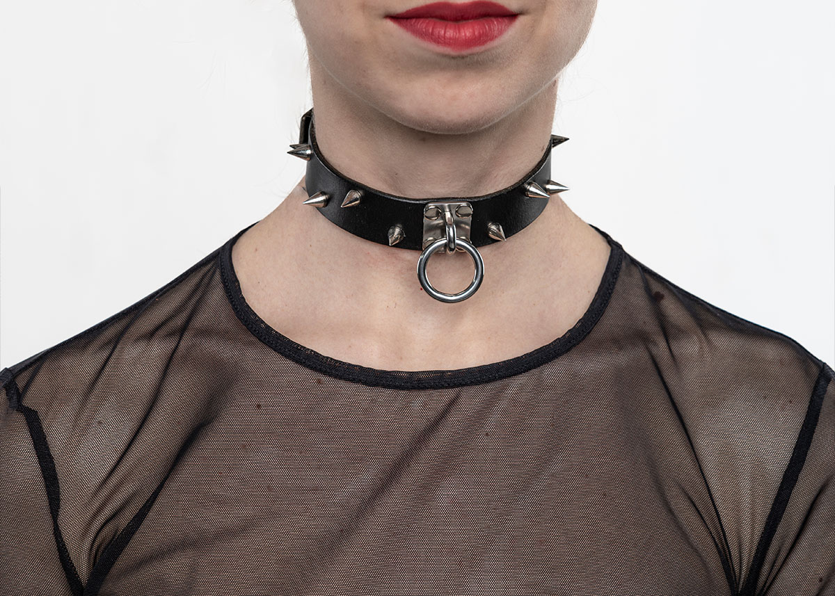 Masívny kožený Choker C006 s hrotmi a centrálnym krúžkom v čiernej farbe kože - nedobytný dizajn, ktorý nepripúšťa námietky.