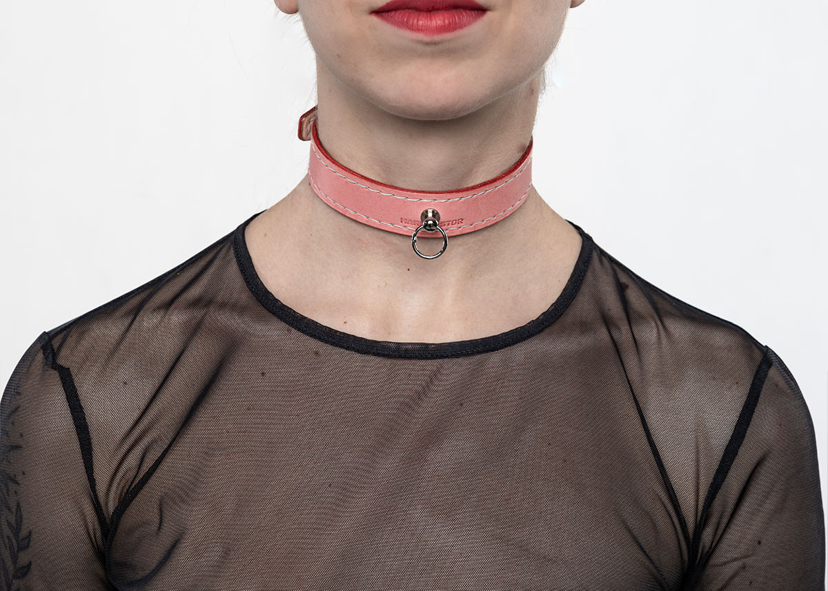 Exkluzívny obšívaný ružový kožený Choker C009 so strieborným krúžkom na stopke - hravý dizajn, detail aj čas, ktorý sa vám bude s chokerom spájať.