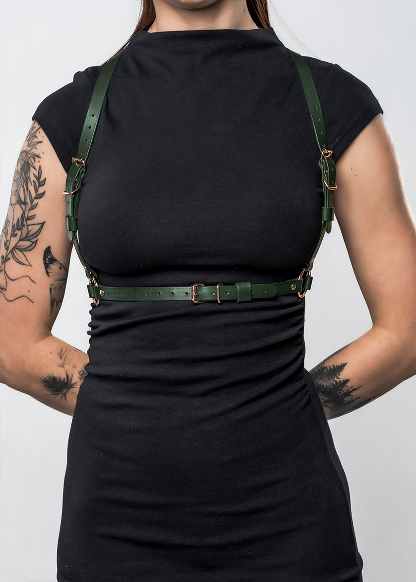 Kožený body harness HV004 v tmavozelenej farbe a rosegold kovaním zanecháva dojem a podčiarkuje vaše pravé ja.